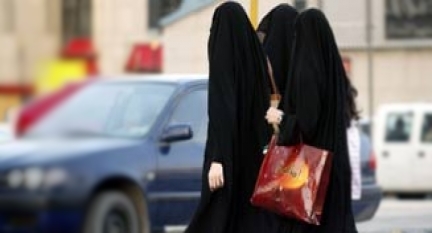 3 شقيقات من أبوين سعوديين يبحثن عن إثبات هوية!