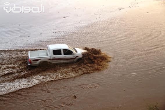 بالصور.. شبان يستعرضون بسياراتهم في مجاري سيول الطائف