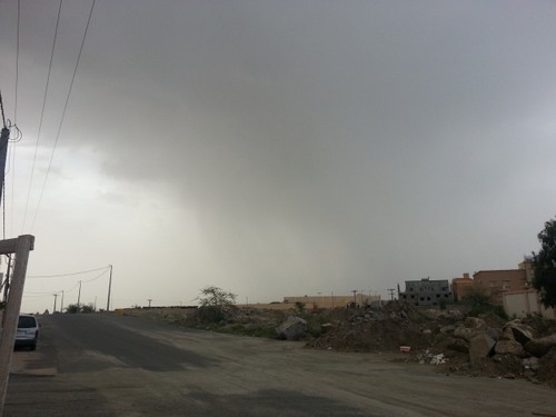 الأمطار تقطع الكهرباء عن قرى شرق خميس مشيط‎