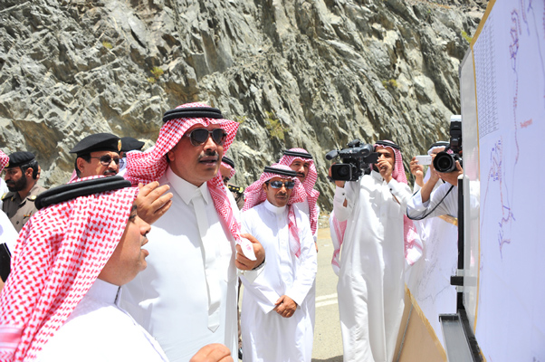 “أمير الباحة” يتفقد مشروع طريق عقبة الملك خالد