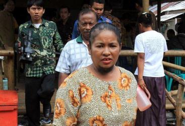 إندونيسية تكشف عن “لحيتها” بعد 14 عاماً من ارتداء النقاب !