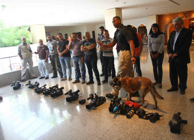 بعد تفتيشه .. كيري يستعين بـ”كلب بوليسي” لتأمينه في القاهرة