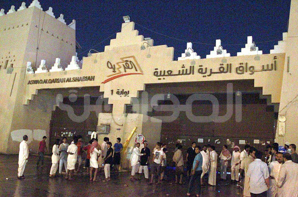 بالصور.. إخماد حريق هائل في القرية الشعبية بعريجا الرياض