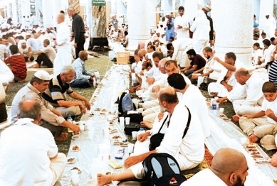 5 آلاف وجبة إفطار صائم وزعها شباب الخرج بالمسجد الحرام