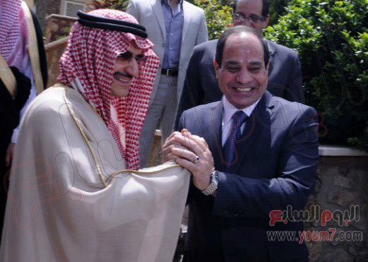 بالصور والفيديو .. الوليد في القاهرة للقاء “السيسي”
