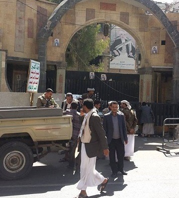 باستخدام الأسلحة الثقيلة.. الحوثيون يقتحمون مركزاً تجارياً باليمن