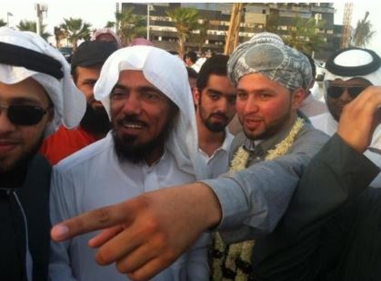 بالفيديو والصور.. شاب سعودي يحتفل بزفافه على كورنيش جدة!