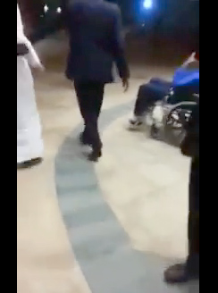 بالفيديو.. الجابر يغادر المستشفى على كرسي متحرك