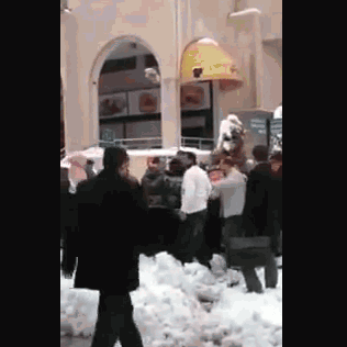 ملك الأردن يترجل من موكبه لإخراج سيارة مواطن علقت بالثلوج