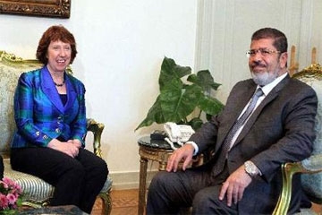 اشتون: مرسي بخير.. يقرأ الصحف ويشاهد التلفزيون