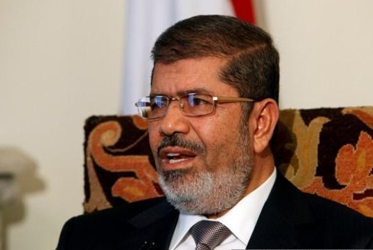 وفد لجنة الحكماء الإفريقية يلتقي “مرسي”