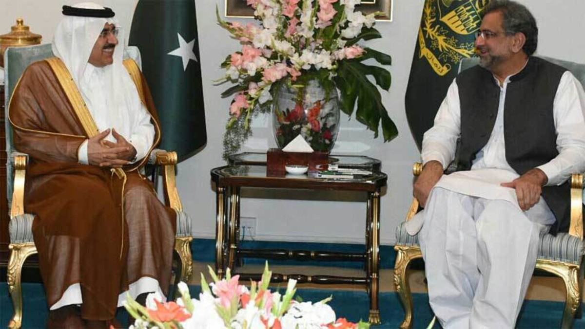 عباسي يستقبل العيبان .. ويؤكد التزام باكستان بتعزيز العلاقات مع المملكة