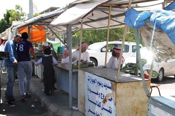 أصحاب أكشاك جوازات الطائف العشوائية يعملون تحت أشعة الشمس