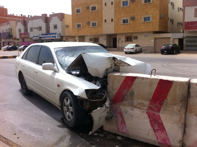 بالصور ..تسببت صبات خرسانية موضوعة وسط طريق في حي الفلاح بالرياض في  حادث أدى لوفاة شخص