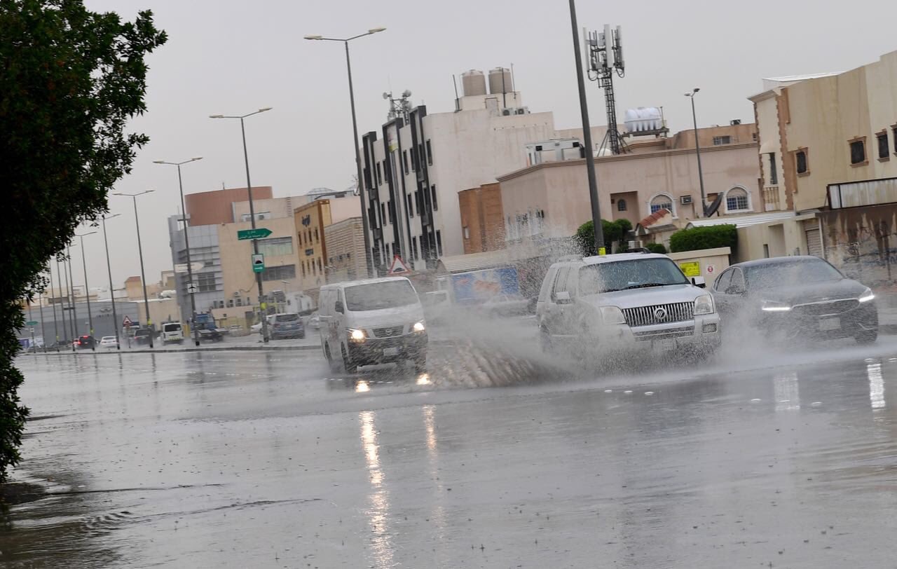 أمطار متوسطة إلى غزيرة على معظم مناطق المملكة حتى الاثنين