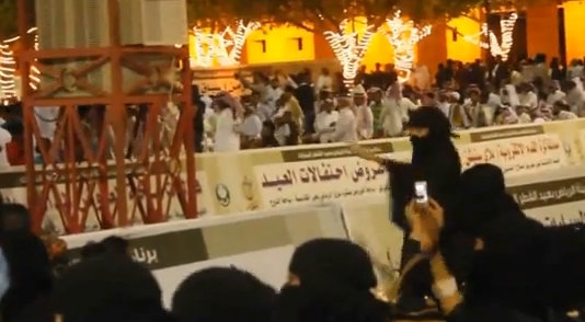 بالفيديو… فتاة ترقص أمام الحضور بمتحف الملك عبدالعزيز بالرياض