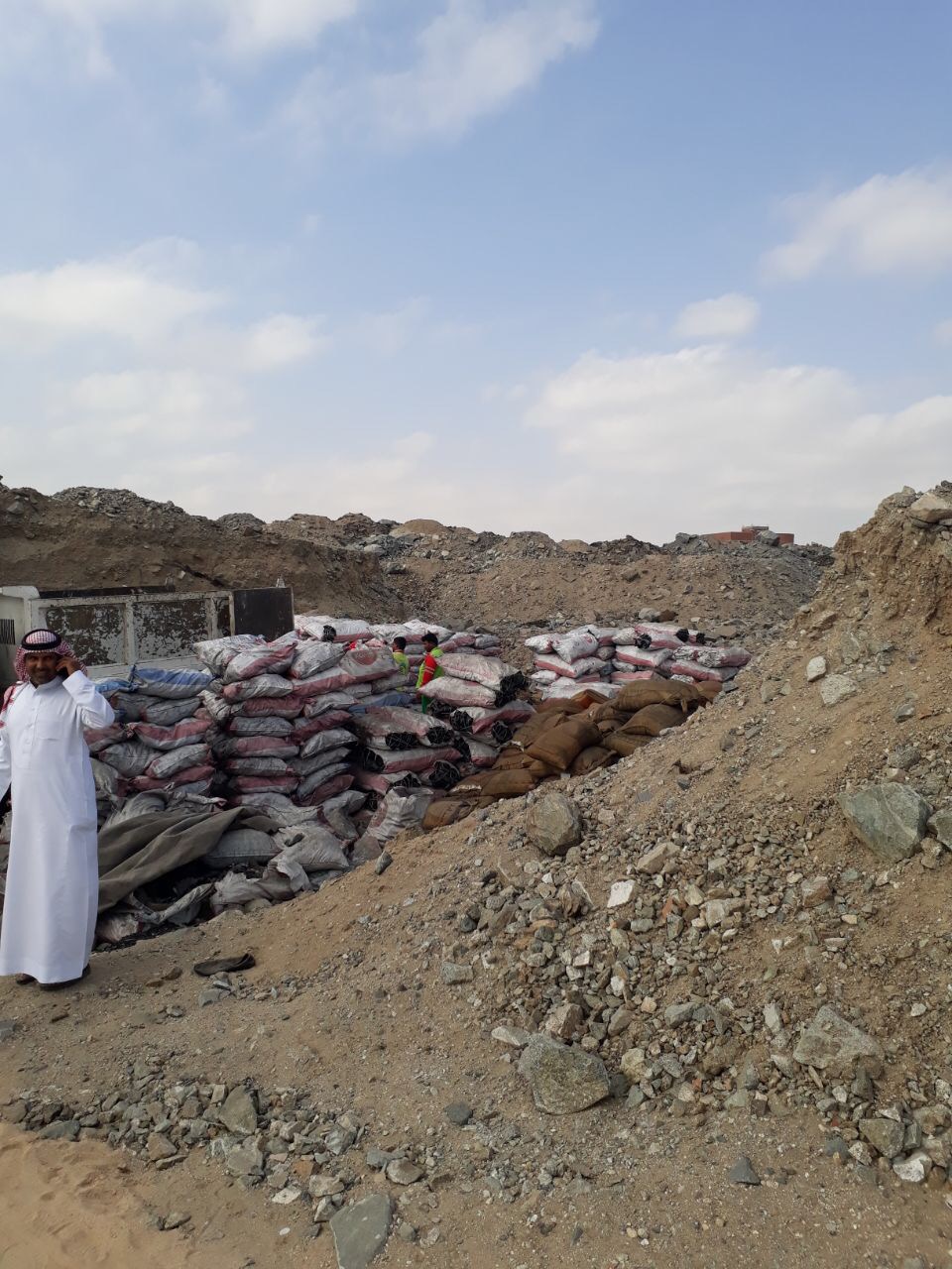 بالصور.. مصادرة وإتلاف نصف طن من الحطب والفحم بشوقية مكة