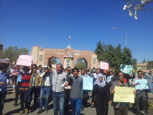 الحوثيون يعتدون على مسيرة ومعتصمين أمام منزل وزير الإدارة المحلية