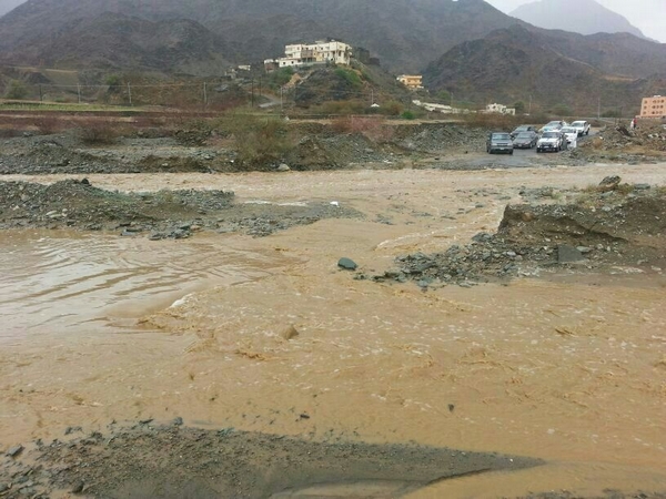 طريق قرية “مضحاة الباحة” الرئيسي مغلق بسبب الأمطار