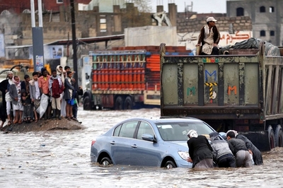 الفيضانات تحوّل عرساً يمنياً إلى مأتم