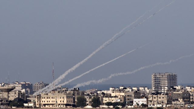 إطلاق  30 صاروخا من قطاع غزة على جنوب إسرائيل