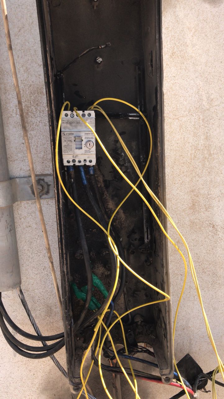 الكهرباء تماطل في إصلاح قاطع للتيار احترق بمنزل مواطن في أحد رفيدة منذ سنة