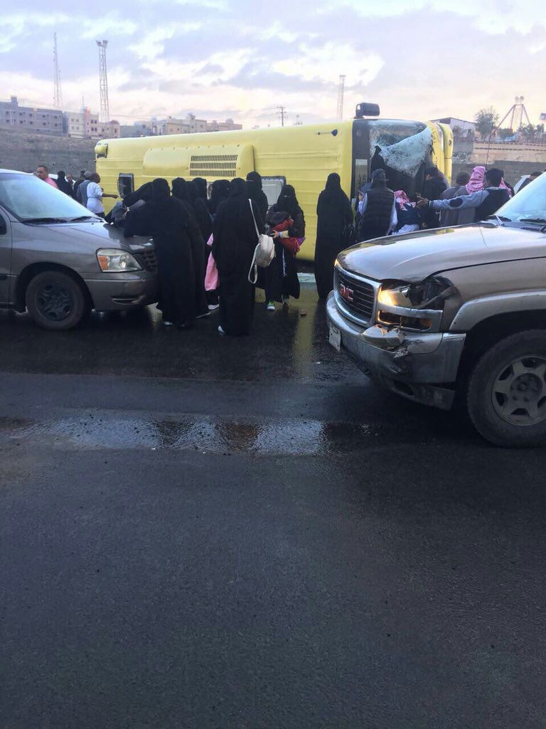 انزلاق حافلة مدرسية في خميس مشيط يصيب 13 طالبة