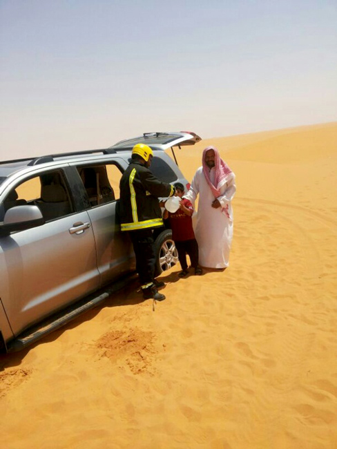 إنقاذ مواطن و3 أطفال علقت سيارتهم برمال أم الجماجم