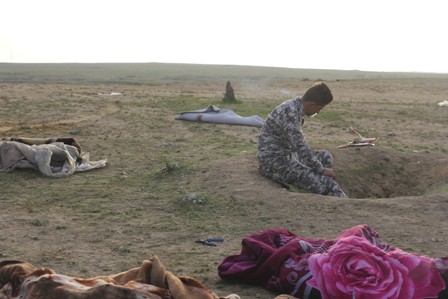 صور مروعة.. جثة طفلة تُبكي جندياً عراقياً