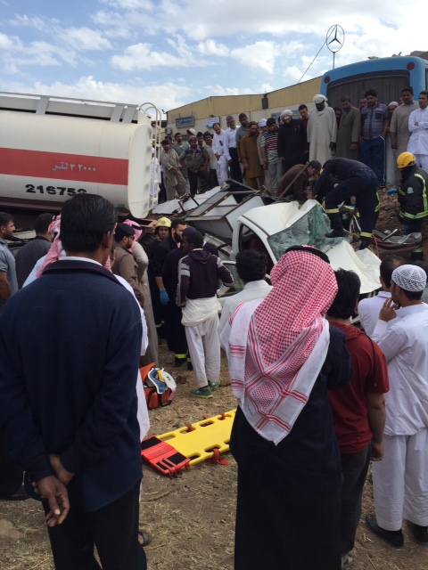 حالة وفاة وإصابة في انقلاب شاحنة واصطدامها بـ"وانيت" بالمدينة 3