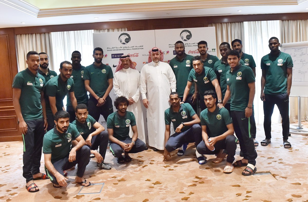 لاعبو المنتخب السعودي يتبرعون لصالح جمعية ذوي شهداء الواجب