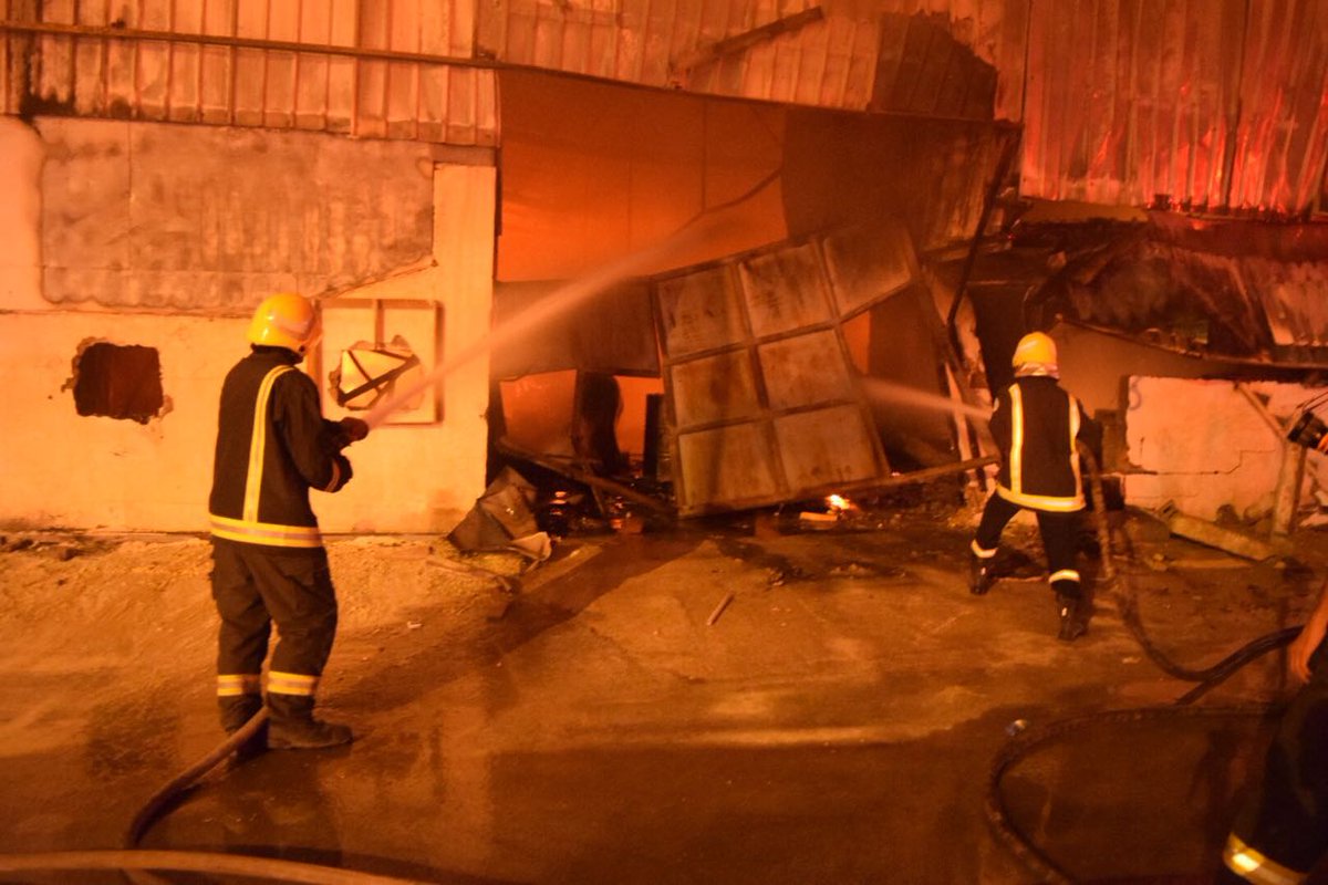 بالصور.. وفاة 10 أشخاص في حريق ورشة نجارة بحي بدر بالرياض