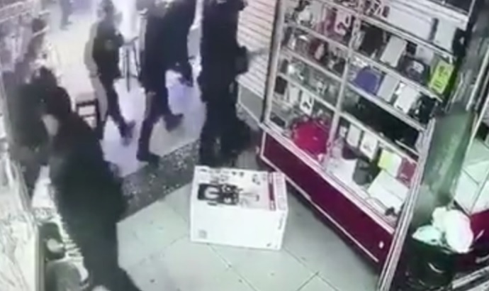 حاميها حراميها.. شاهد عناصر الشرطة الإيرانية ينهبون المحلات التجارية