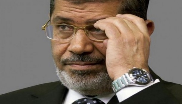 “الإخوان”: “مرسي” رفض التوقيع على أوراق إجراءات المحاكمة