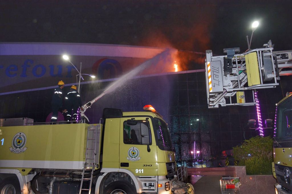 شاهد.. 3 إصابات في حريق مجمع تجاري في جدة