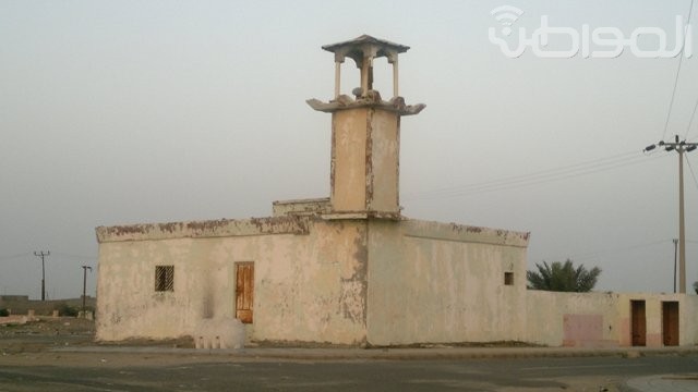 مسجد بـ”بيش” طالته يد العبث وغابت عنه صيانة “الأوقاف”