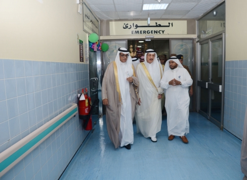محمد بن ناصر يعايد المرضى المنومين في مستشفى الملك فهد