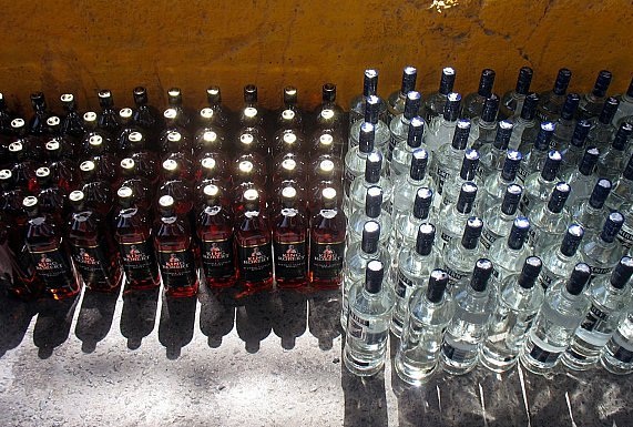 إحباط تهريب أكثر من 16 ألف زجاجة خمر بمنفذ البطحاء