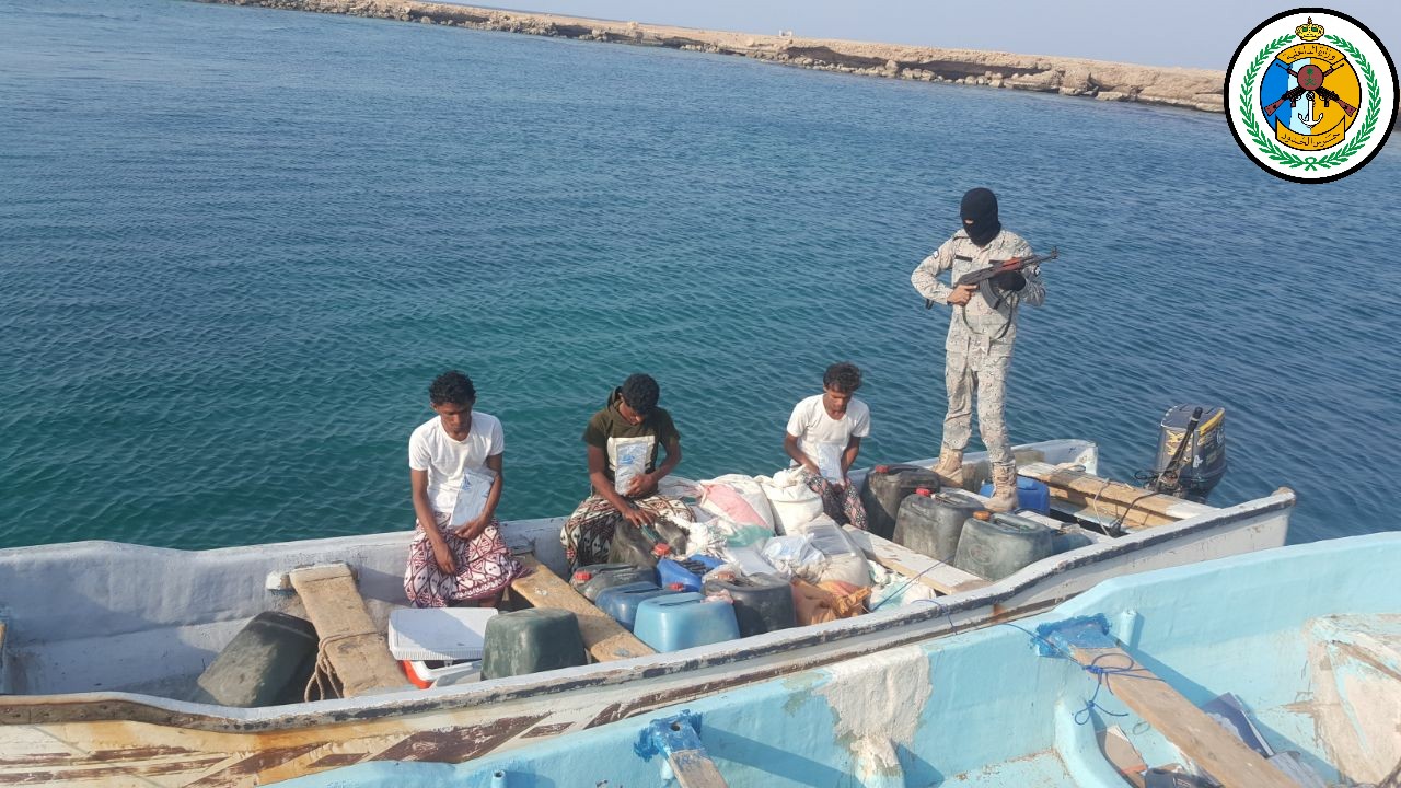 بالصور.. حدود جازان يحبط محاولة تهريب ربع طن حشيش في قارب صغير