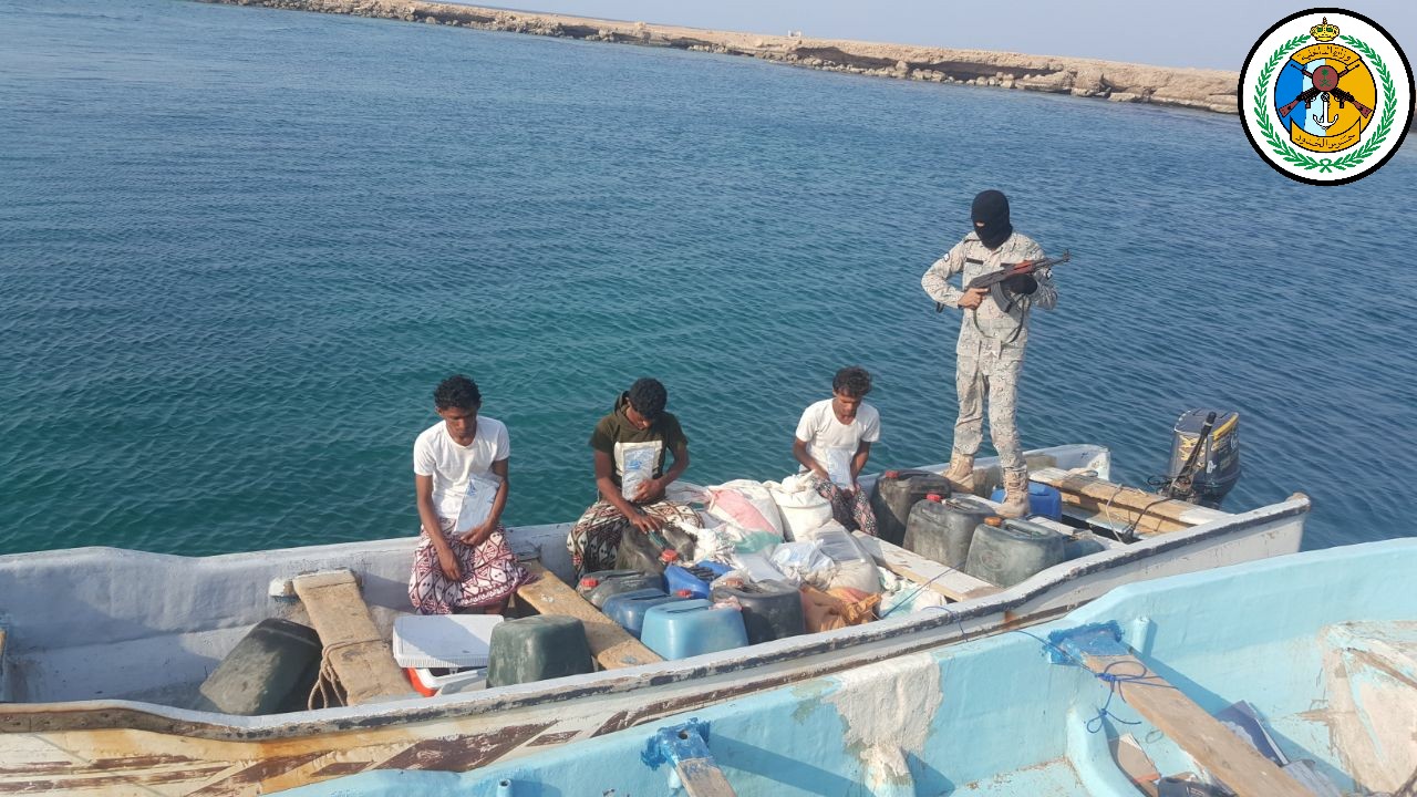 بالصور.. حدود جازان يحبط محاولة تهريب ربع طن حشيش في قارب صغير