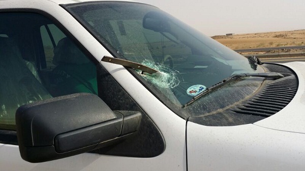 نجاة سيدة من “حديدة” اخترقت زجاج سيارة زوجها بجازان
