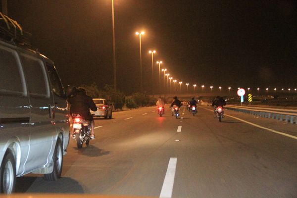 بالصور.. تهور قائدي الدراجات النارية على طريق نعمان