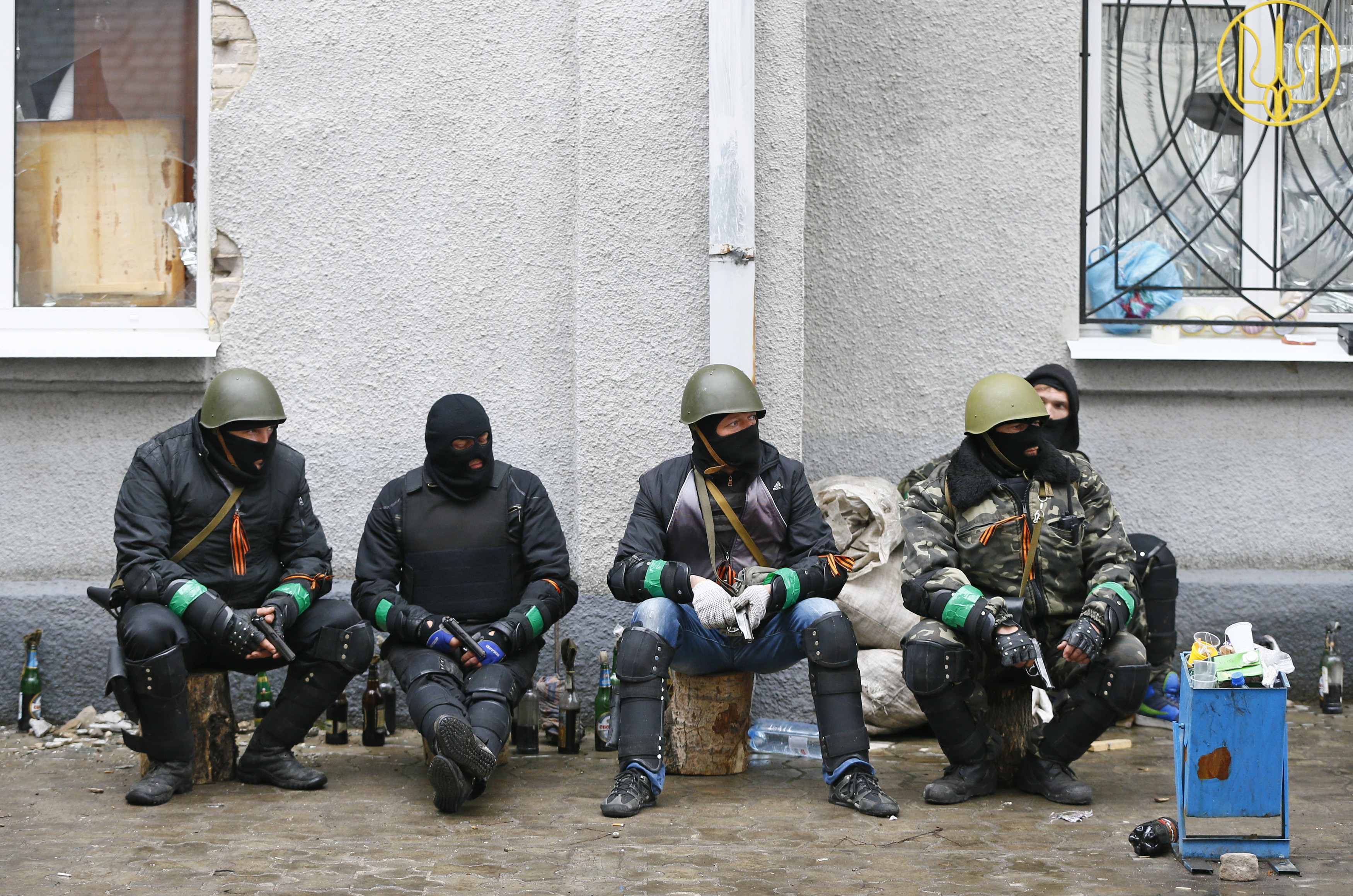 وزير داخلية أوكرانيا يندد بإطلاق موالين لروسيا النار على قوات الأمن