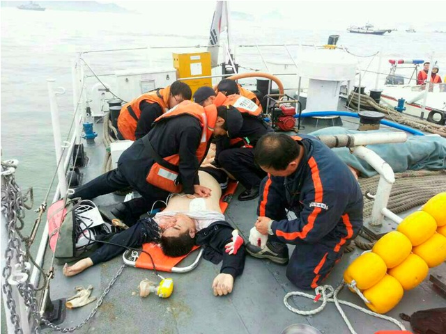 بالصور.. غرق عبارة كورية تقل 477 شخصاً وفقدان 100 آخرين
