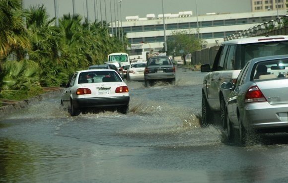 أمانة جدّة تحرّر شوارع المحافظة من مياه الأمطار