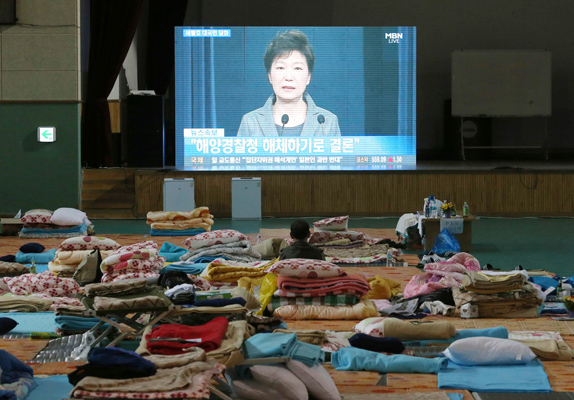 بالدموع.. رئيسة كوريا الجنوبية تحمل نفسها مسؤولية غرق العبارة