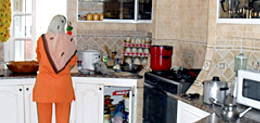 هل ترفع “الخادمة الطباخة” العناء عن السعوديات في رمضان؟