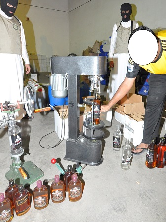 شاهد بالصور.. ضبط مصنع للخمور المهربة من دولة مجاورة