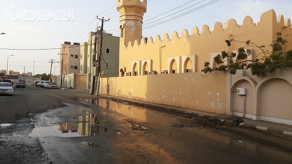 بالصور.. مياه الصرف الصحي تحاصر مسجداً بـ”صفا جازان”