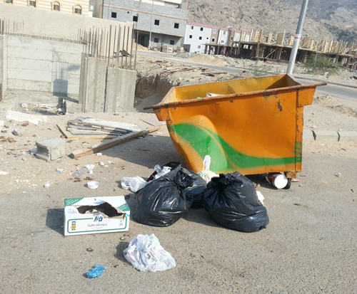 القمامة تنتشر في شوارع وأحياء مكة